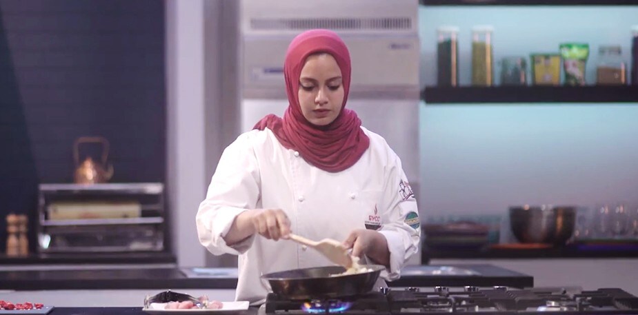 شاهد: الشيف حبيبة خطاب مثال ملهم للجميع من خلال تصميمها انها تكون شيف
