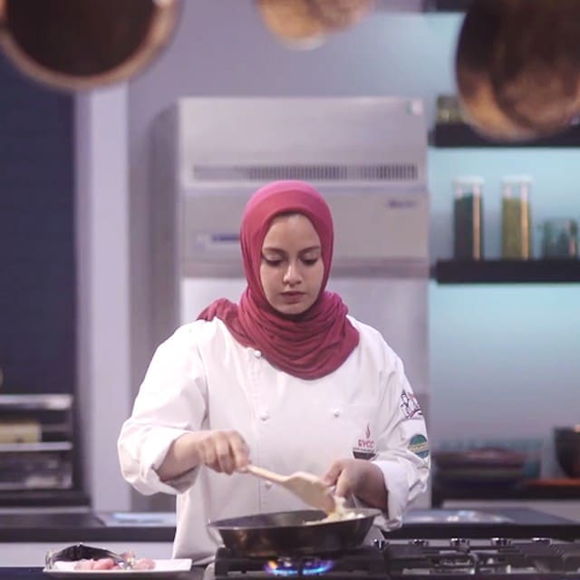 شاهد: الشيف حبيبة خطاب مثال ملهم للجميع من خلال تصميمها انها تكون شيف