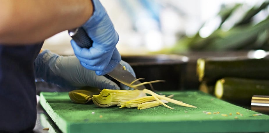 ضمان نظافة المطعم والشيفات