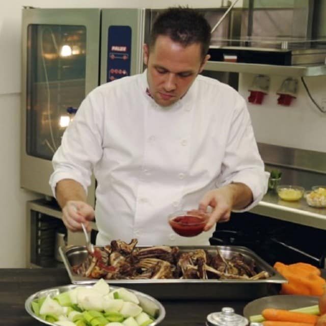 شوف: طريقة تحضير الستيك مع التشيبس وفطيرة اللحمة