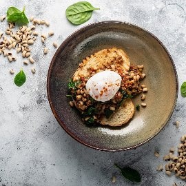لوبيا مطبوخة على توست لوبيا مطبوخة على توست