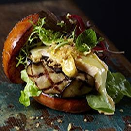 برجر الباذنجان مع مستردة الديجون والبيستو